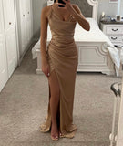 ROBE EN SATIN NUDE À COL BÂTON